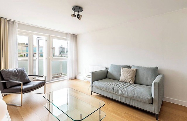 Top Floor 2-Bed, 1-Bath Flat