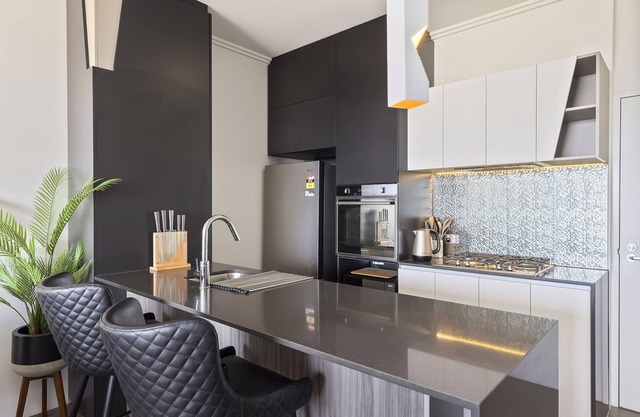 Top Floor 2 bed Apartment with Wifi, Parking & Pool. Walk to Bus & Local Shops