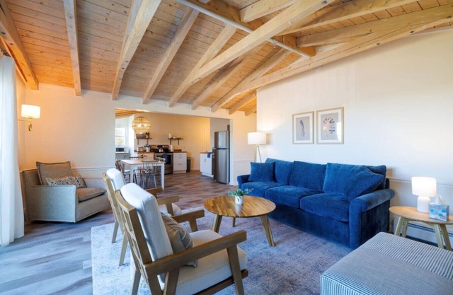Top Floor Condo + Ocean Views [Admirals Quarters]