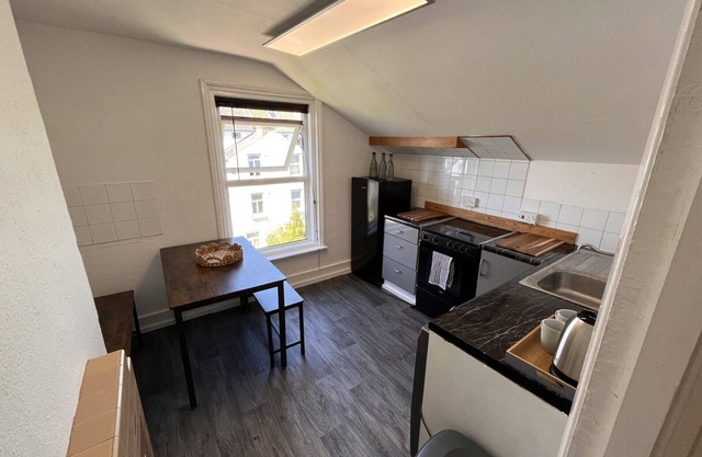TOP FLOOR RESIDENTIAL FLAT IN EASTBOURNE CENTRE