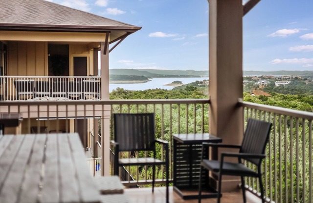Top Floor Resort Villa - Lake Views, Pool, Balcony
