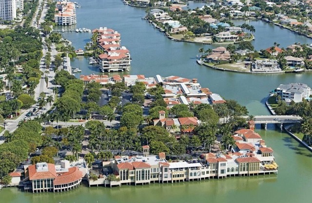 TOP FLOOR SUNNY CORNER UNIT MOORINGS AREA NAPLES w/BEACH PASS & POOL