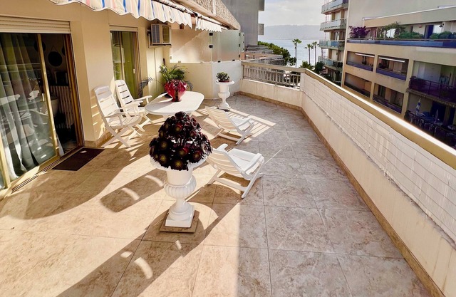 Top nice one-bedroom apartment with sea view & large terrace 50m from the beach