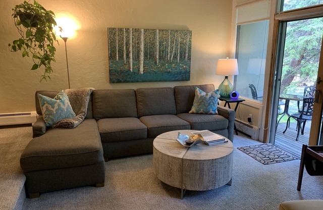 Top Rated Creekside Gem Is Steps From Free Bus To Skiing, Shopping, & Dining!