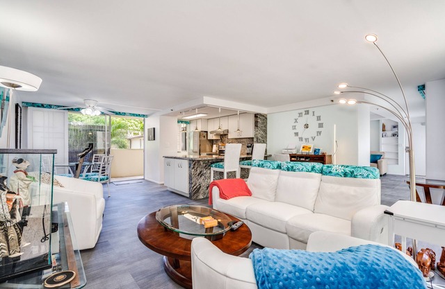 Top Remodel of a gorgeous Diamond Head Oceanfront Lanai Condo - Sleeps 4