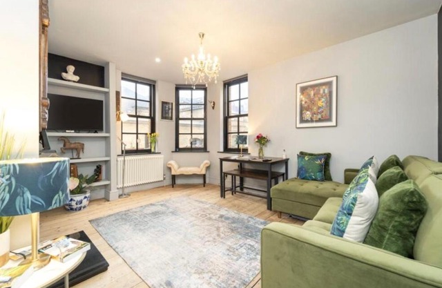 Tower Bridge Shad Thames Butlers Wharf Secure Electric Gated Van Parking Garden Balcony Luxury Chiq Boutique