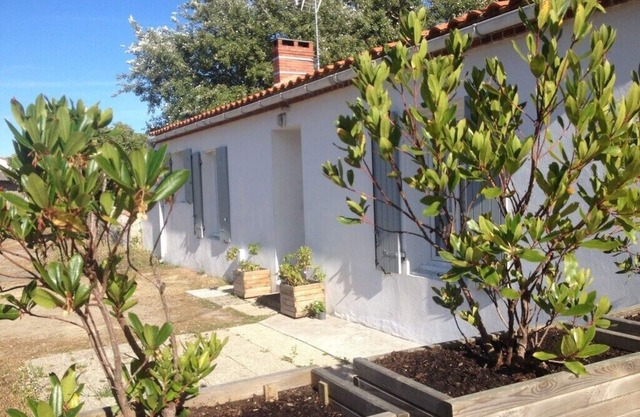 Town center house on large 2000 m2 garden 700 meters from the beach