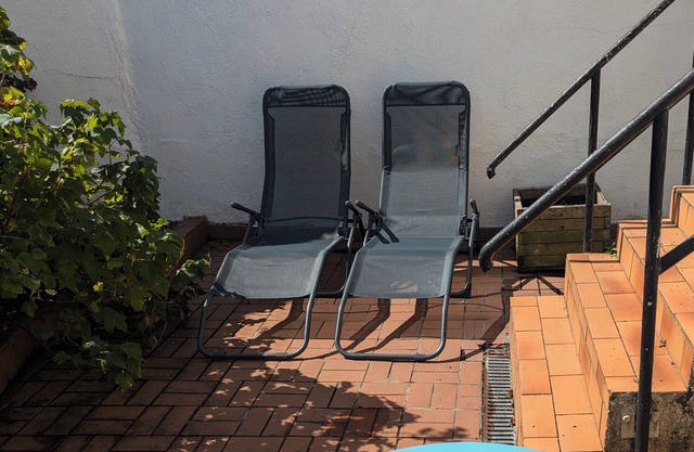 Town house 500 m from the ramparts, quiet street, sleeps 4. Exterior courtyard.