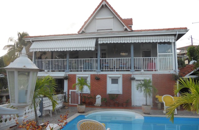 Townhouse garden access, swimming pool + vehicle LAMENTIN (MARTINIQUE)