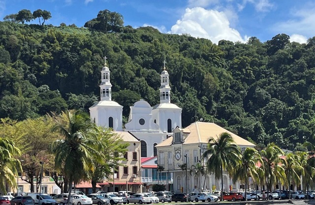 Townhouse perched above the market! Immersion in the heart of St Pierre.