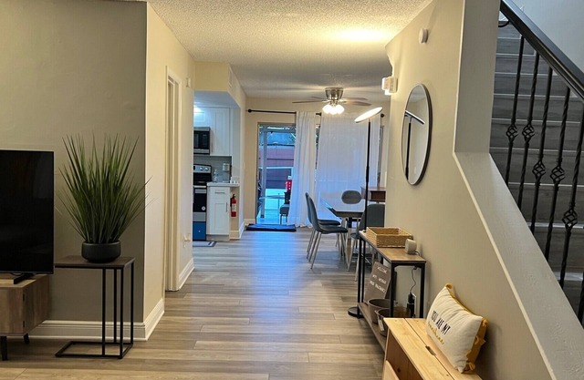 Townhouse that sleeps 8 Close to college/university 15 mins from airport & Mall