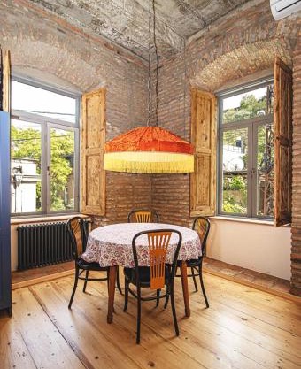 Traditional 2BR Sololaki Apt - By Wehost