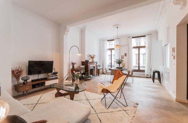 Traditional chic high ceilings apt w Aircos/Garage