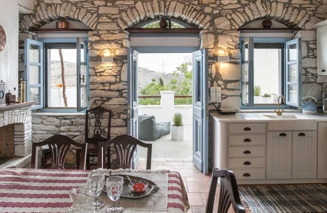 Traditional Inn Pirethron