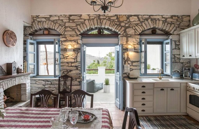 Traditional Inn Pirethron