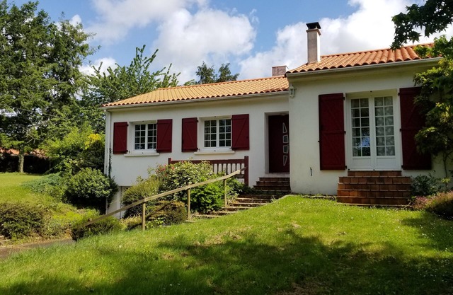 Tranquil escape on wooded grounds, just minutes from Vendée beaches