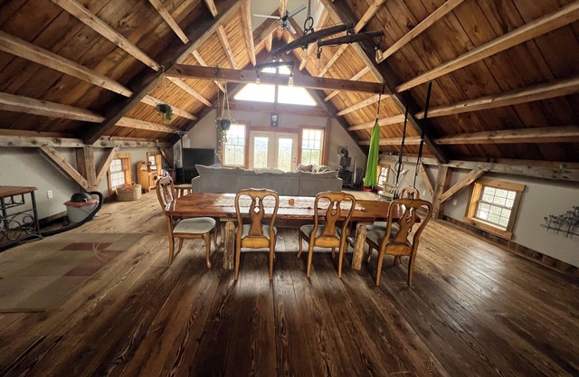 Tranquil 3-bed home in Brookfield with WiFi, quiet road, patio and great room