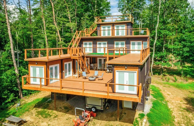 Tranquil 3-bedroom 3.5 Bath Tree house in Lookout Mountain plus cottage