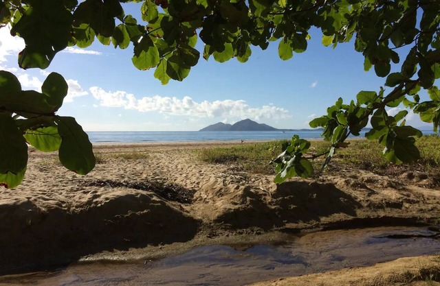 Tranquil, 3 bedroom cottage set on an organic tropical fruit farm!