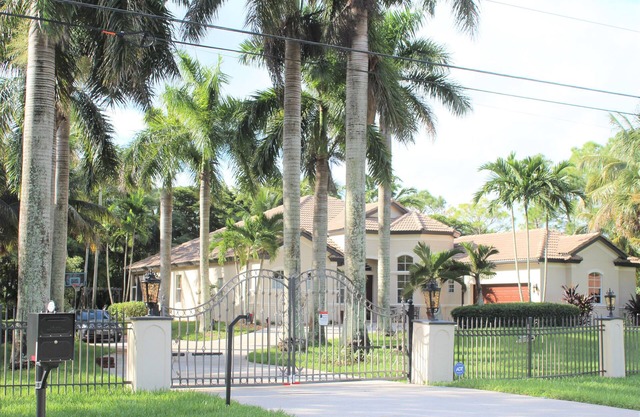 Tranquil 4-bedroom gated villa in The Acreage with pool and spa