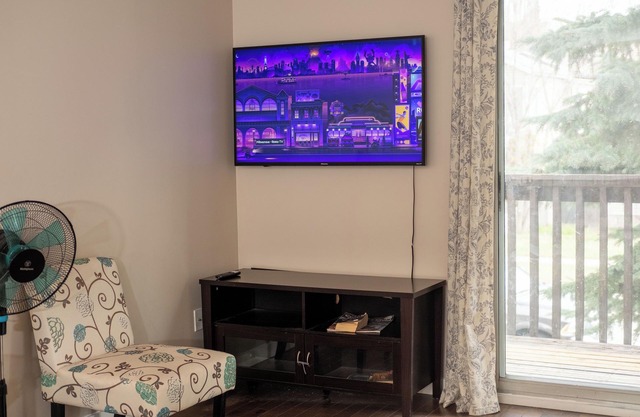 Tranquil Bow River Room: Near River's Beauty house