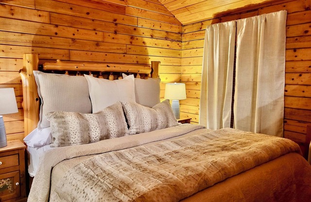 Tranquil Cabin- Perched on Mountain Top boasting jacuzzi for two and expansive deck with views! Trail & Cave on Property!