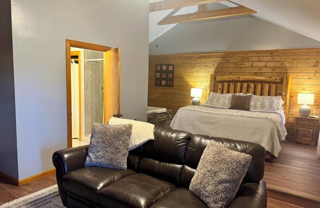 Tranquil Cabin- Perched on Mountain Top boasting jacuzzi for two and expansive deck with views! Trail & Cave on Property!