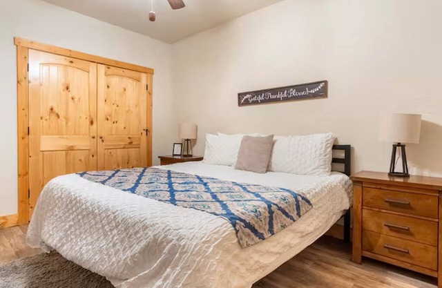 Tranquil cabin with yearlong mountain views, game room, fire pit near wineries