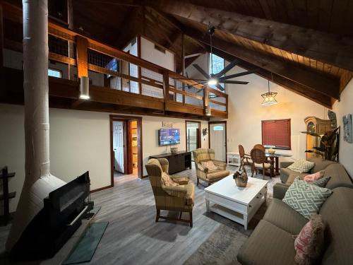 Tranquil, Inviting, and Unique Cedar Cabin Home with Modern Finishes, Smart TV's, and WIFI!