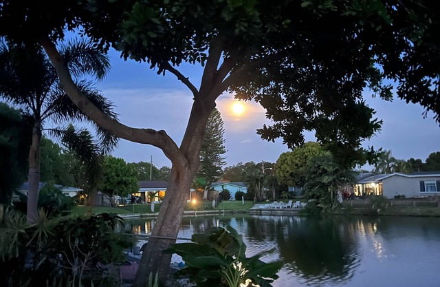 Tranquil lakefront home: gulf beaches, shopping, and entertainment near by