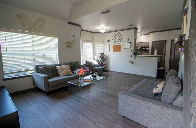 Tranquil Modern 3BR Townhome w/Pools, Gym, & Private Baths - Jersey Village