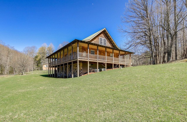Tranquil Mountain Getaway in Troutdale: Game Room!