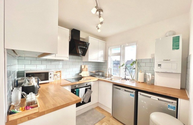 Tranquil Oasis: Stylish & Spacious 7Bed Maisonette