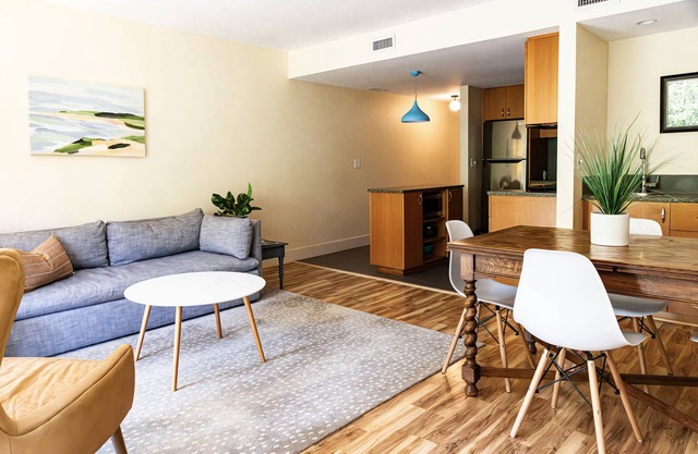 Tranquil Waterside Living: Dream Condo on the Lake!