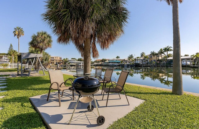 Treasure Island Waterfront Oasis Minutes to Beach Dock Sunsets at John’s Pass