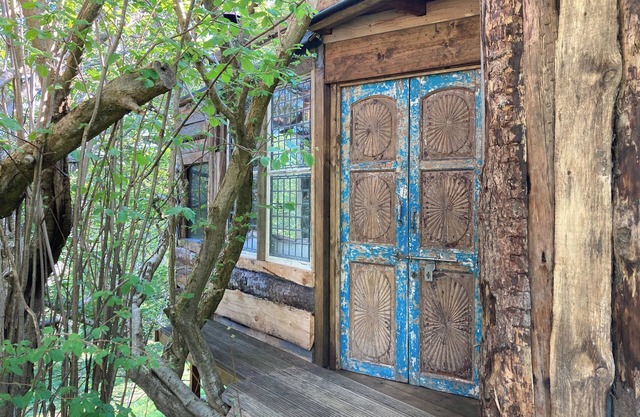 Treehouse Cabin Wilderness Escape
