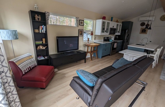 Treetop Retreat in River West Neighborhood. Walk to Town.
