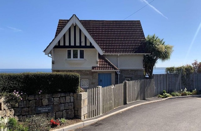 TRELOYHAN LODGE HEATED SWIMMING POOL AND FANTASTIC SEA VIEWS