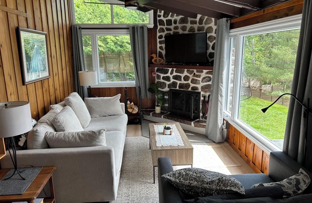 Tremblant Lakeside Cottage with Hot Tub