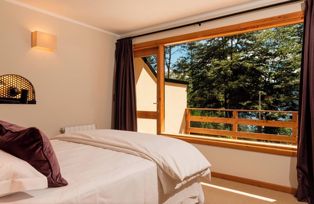 Tremendous 8-bedroom bed & breakfast in Villa La Angostura. Vistas al lago.