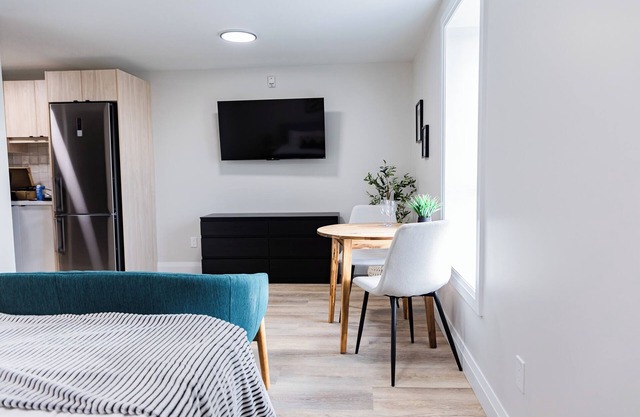 Trendy 1 queen bed studio Prime Downtown location