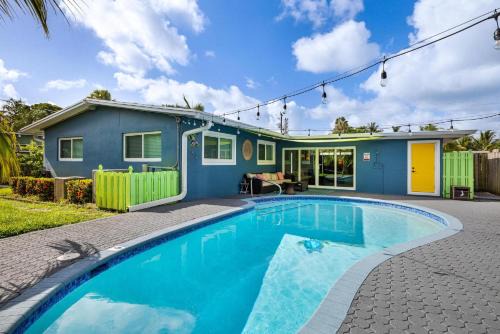 Trendy 3-bedroom villa with saltwater pool and yard