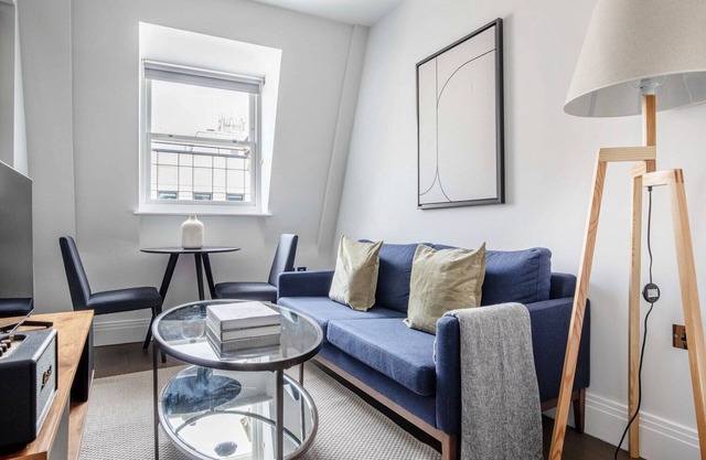 Trendy Holborn 1BR, w/Elevator nr Chancery Lane, by Blueground