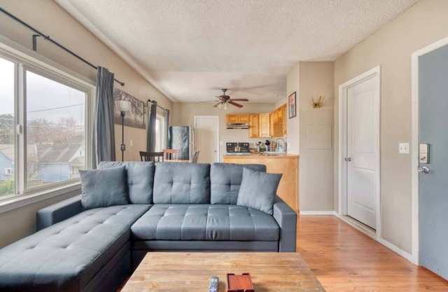 Trendy NE Location Walkable 2BR Sleeps 6