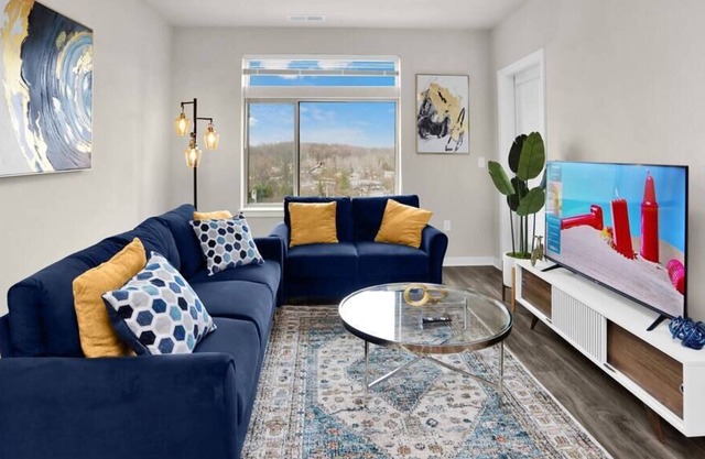 Trendy & Spacious Home in Fairfax with Pool -FREE Parking