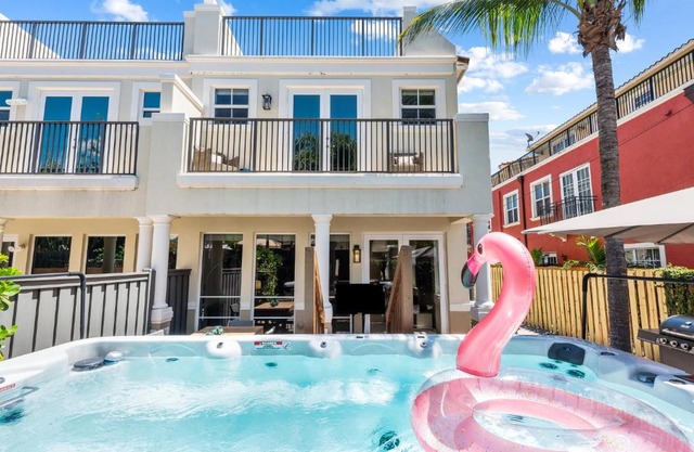 Triple Decker Huge New Jacuzzi Very Spacious Great Neighborhood Workout Area