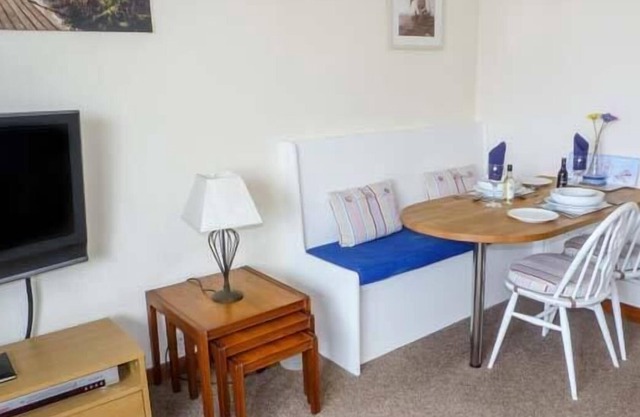 TROON APARTMENT, country holiday cottage in Troon