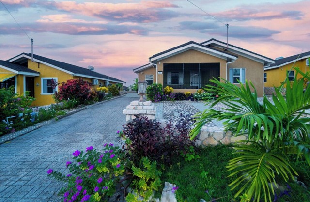 Tropical Escape, Spacious 2 Bedroom Vacation Oasis with WiFi, AC
