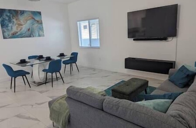 Tropical 2BR Retreat Near Beach, Airport & Downtown