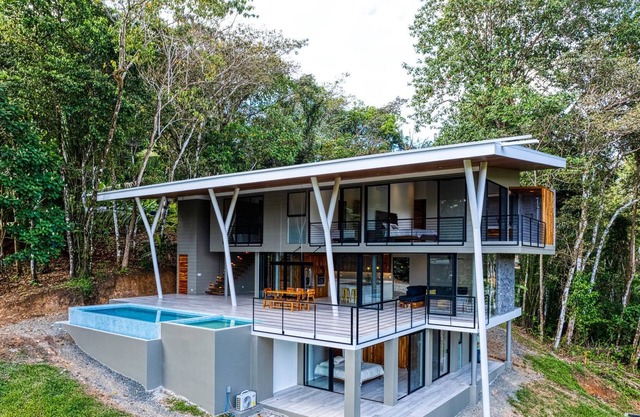 Tropical 4 Bedroom Luxury Home with Pool & Hot Tub